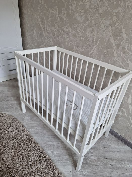 Продам кроватку детскую белую