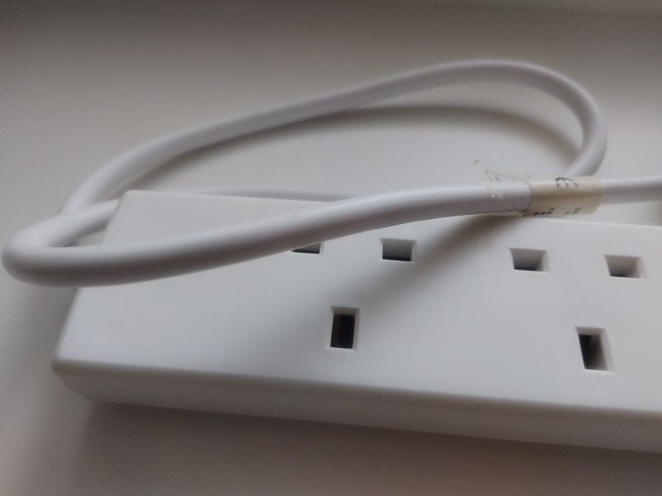 Удлин-итель для британских вило-к на 4 розет-ки.