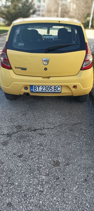 Продавам Дачия Сандеро
