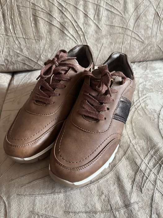 Продам кроссовки кожаные