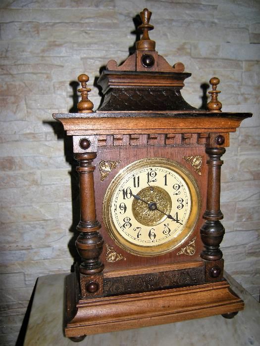 старинен настолен часовник с латерна