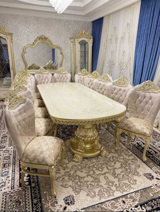 Продам стол стулья комод.