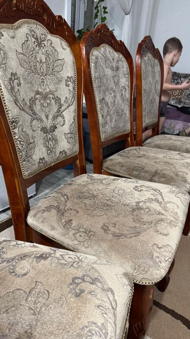 Продаётся стол со стульями.