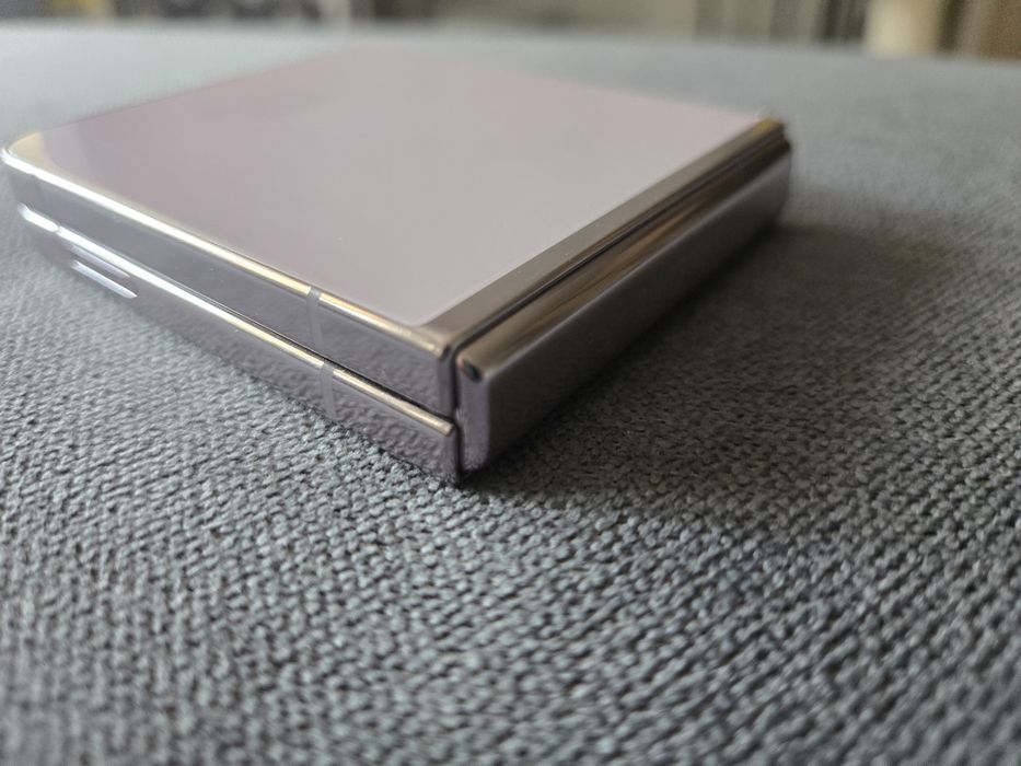 Телефон Samsung Galaxy Z Flip 5 за ремонт или за части.