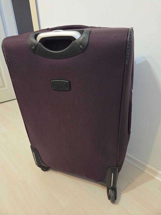 Голям куфар в лилав цвят