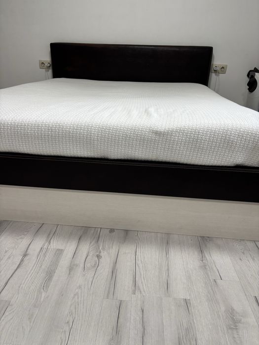 Спалня с матрак и повдигащ механизъм.