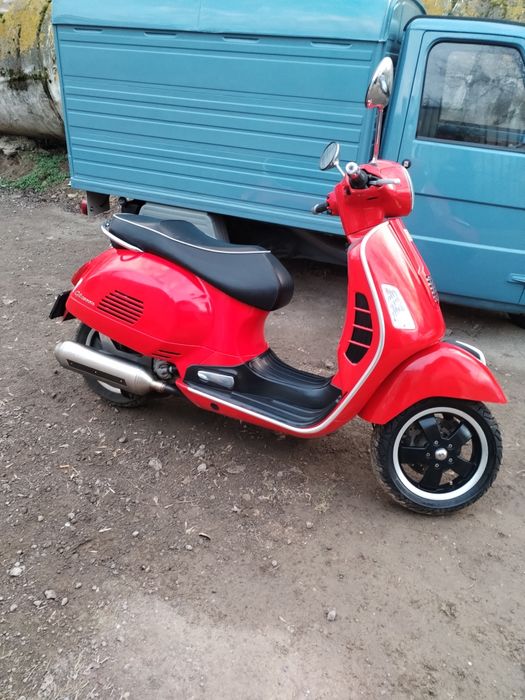 Scuter Piaggio Vespa 300 gts super sport  și triciclu  Ape 703