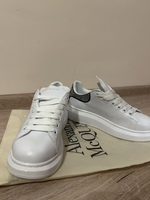 Чисто нови Alexander McQueen с камъчета  – Блясък и Класа!