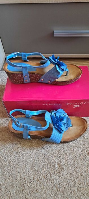 Сандали на платформа