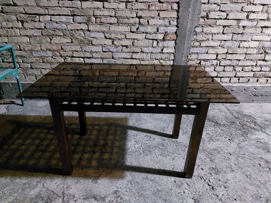 Продаётся стеклянный стол в комплекте два стула в хорошем состоянии.