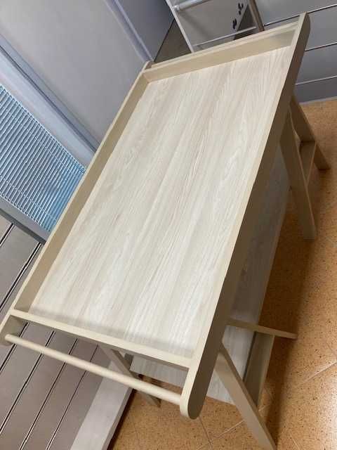 Експозиционна маса за магазин с долен рафт 150×80 см