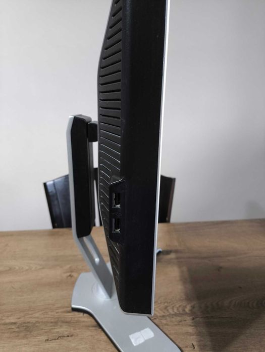 Монитор за настолен компютър Dell 2007FPB 20 инча и тонколона