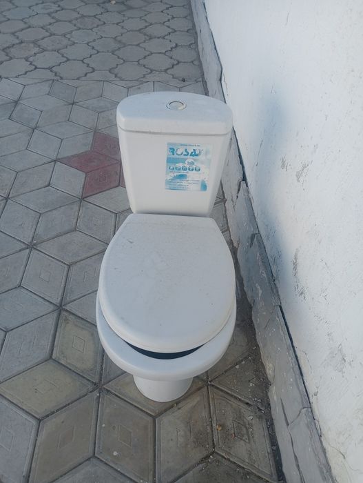Унитаз в хорошем состоянии.