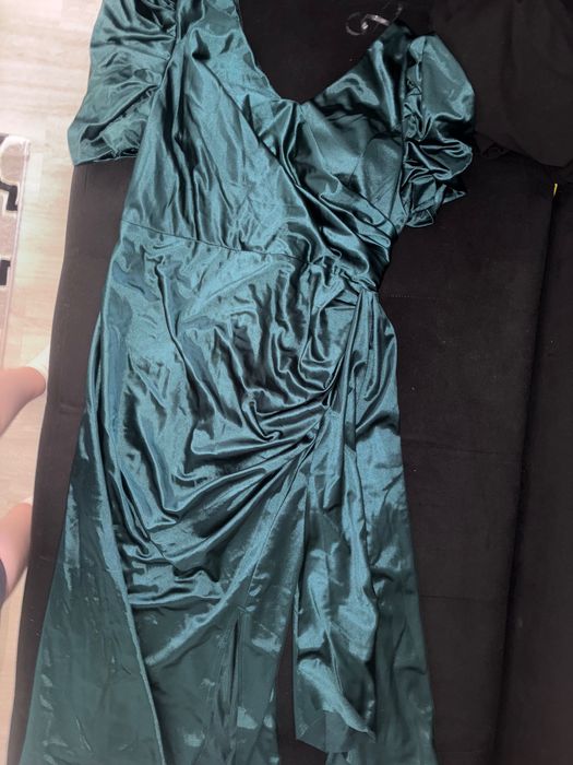 Сатенирана рокля в тъмно зелен цвят