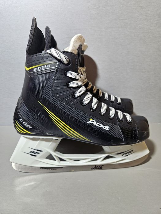 Patine hochei hockey 3006  CCM Tacks, marime 41, lungime interioara 26.5cm.