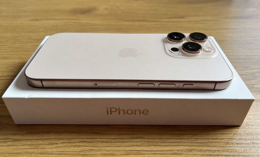 Изключително запазен iPhone 16 Pro 128GB в цвят Desert Titanium. Батерия 96%.