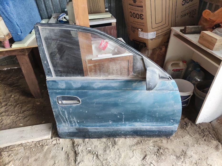 Продается б/у дверь на Toyota Carina E.