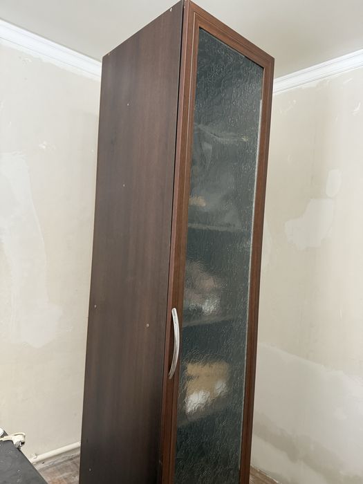 Шкаф пенал со стеклом