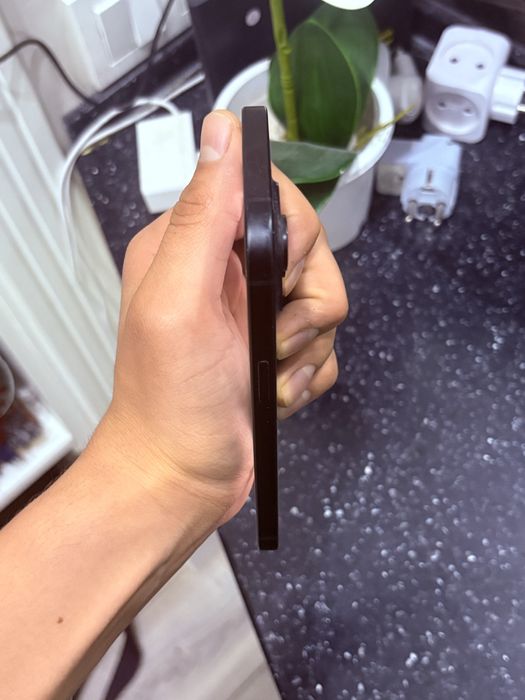 Чёрный iphon 15.