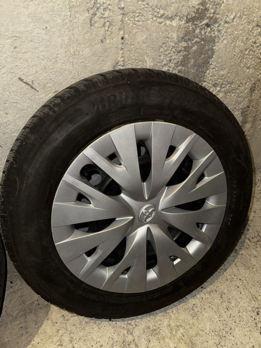 Оригинални джанти с гуми и тасове Toyota 5x100 15''