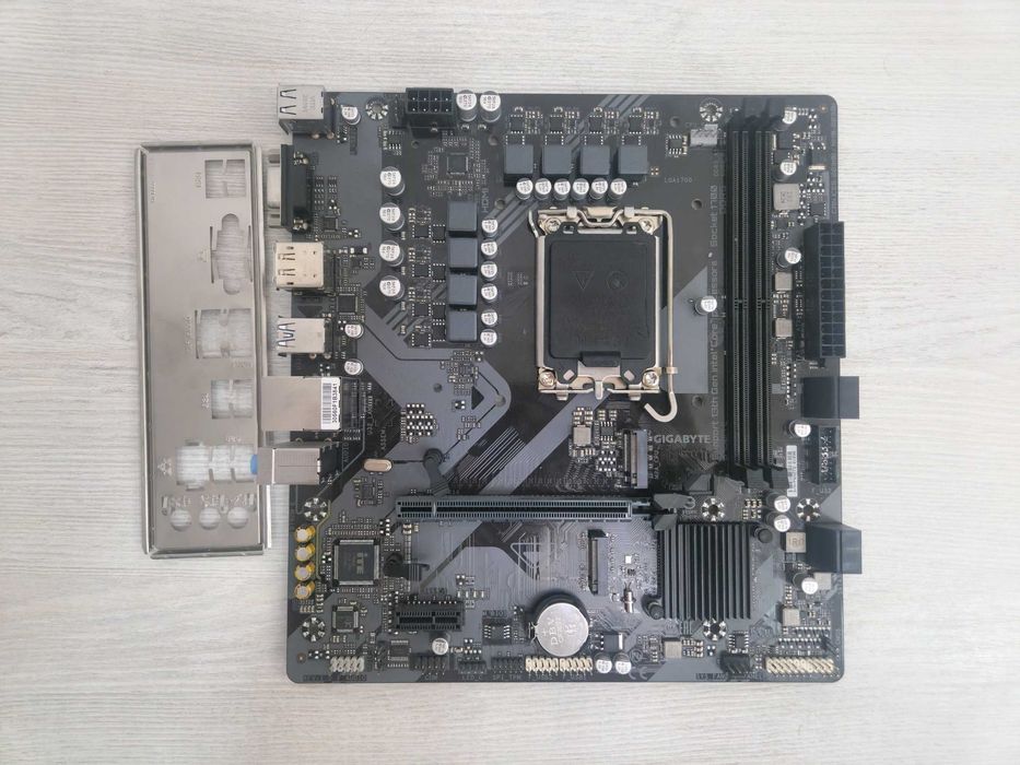 Gigabyte B760M DS3H DDR5 материнская плата