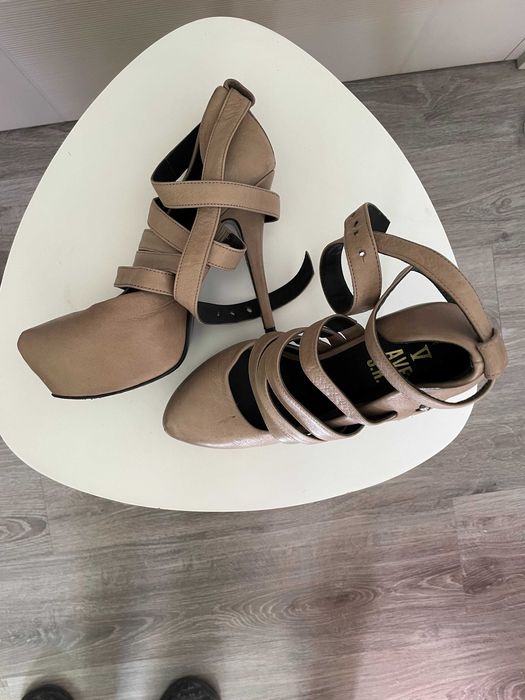 Бежови дамски обувки с висок ток