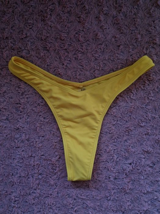 Чисто нов жълт бански