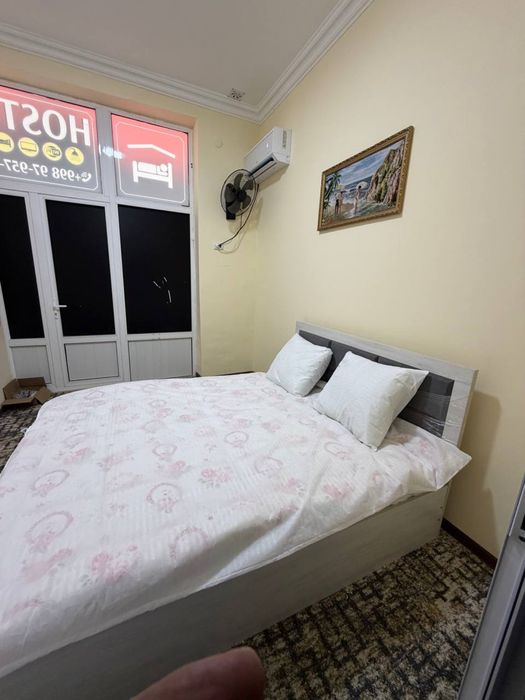 Kunlik Hostel Yangi bozorni yaqinida joylashgan