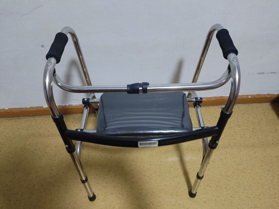 Продаю ходунки с сиденьем