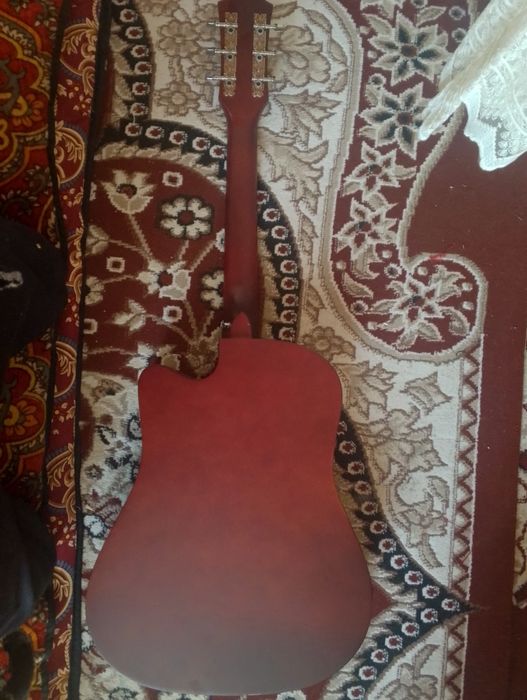 Akustik gitara srochna sotiladi