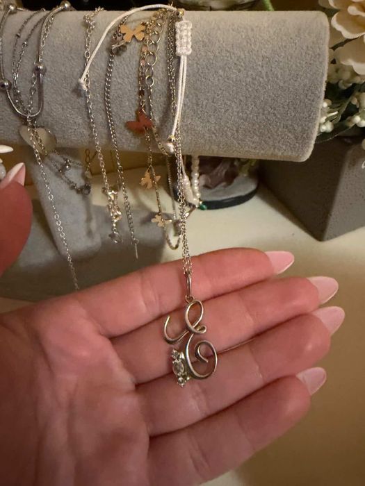 Сребърно колие с инициал ,,Е”