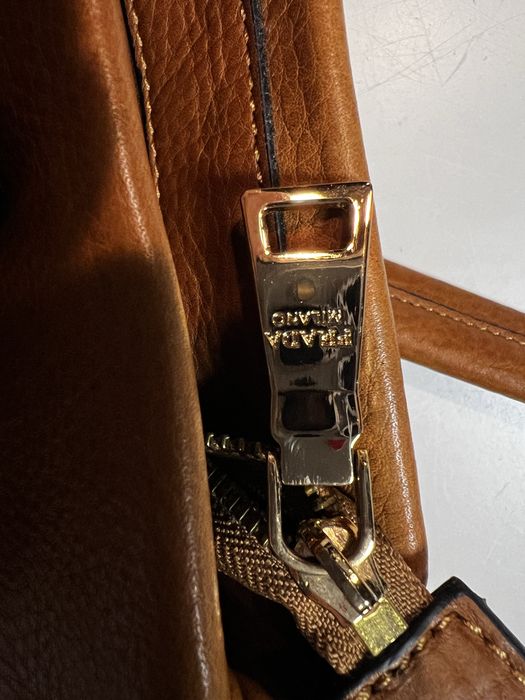 Оригинална чанта Prada Vitello Daino Leather Shoulder Bag (Кафяв / Карамел)