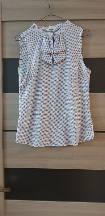 Vand cămașa fără nasturi și fără maneca