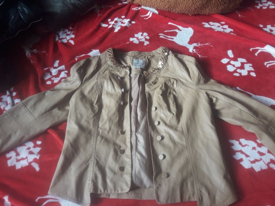 Vind geaca  dama scurtà marimea L  pret 100 lei