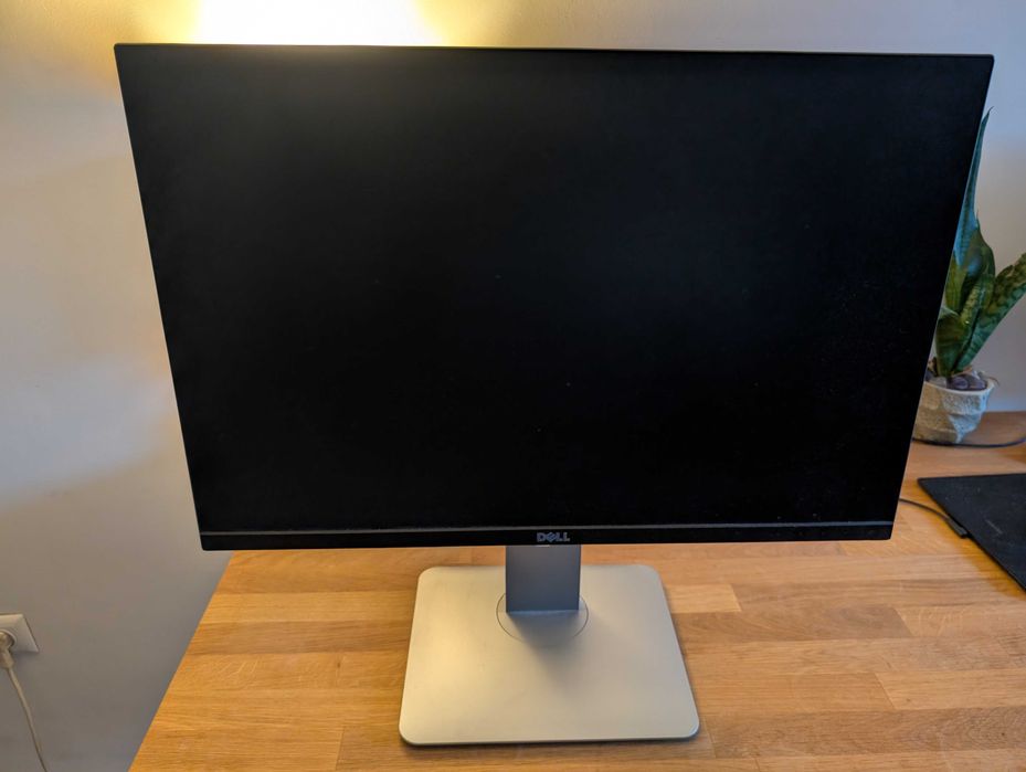 Монитор Dell UltraSharp U2415 – перфектно състояние.