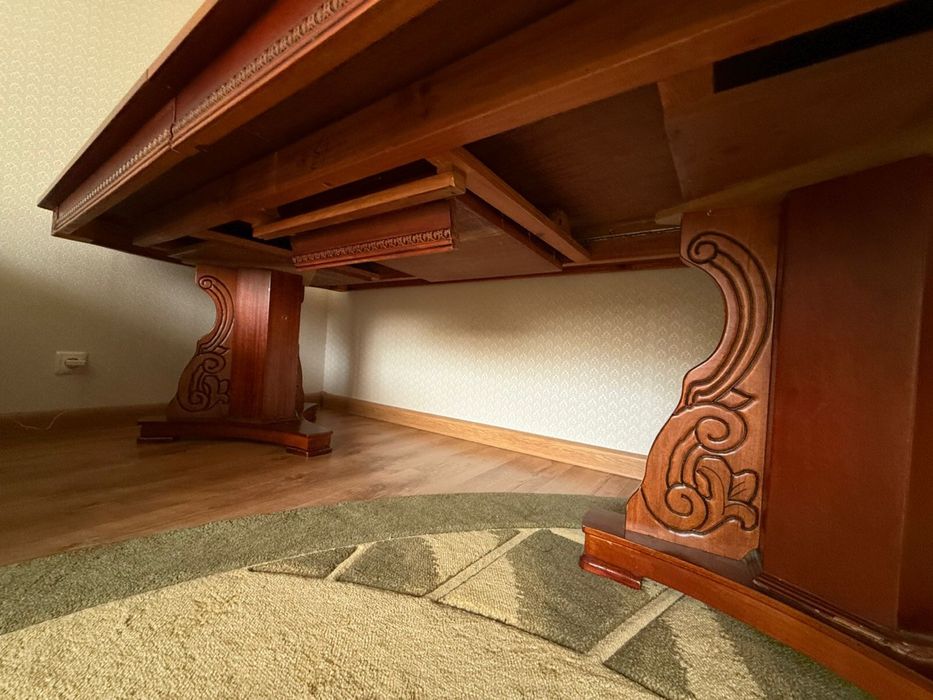 Продам большой стол.