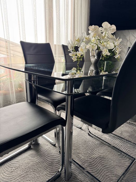 Стъклена трапезна маса и столове