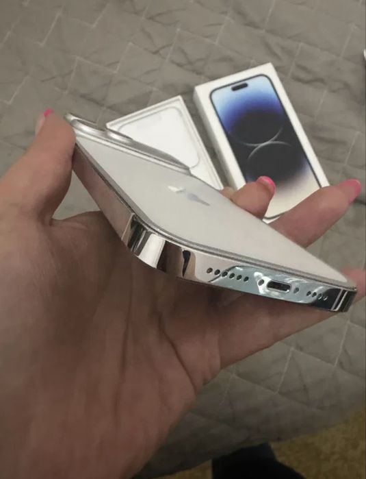 Айфон 14 Pro max с защитным скином на крышке от 17 го