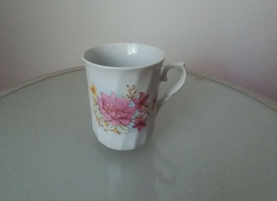 Veselă noua din porțelan alb.