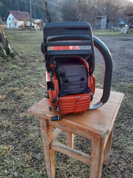 Vînd drujba husvarna 372