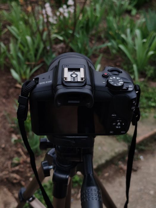 Canon EOS R100 + Kit