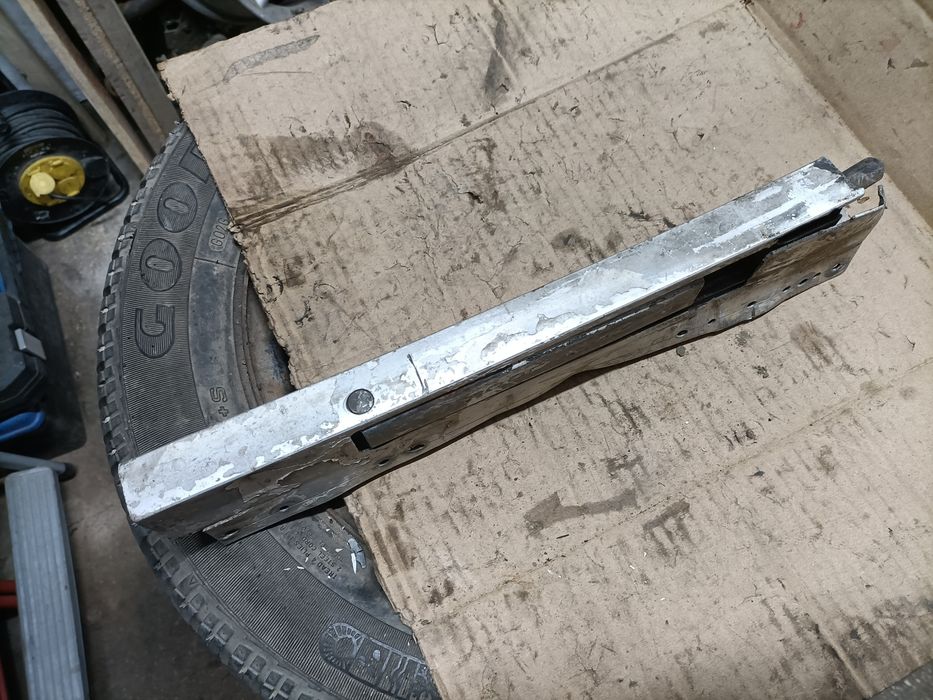Stâlp fix încuietoare pentru bena carosată,DEFECT , se poate repara