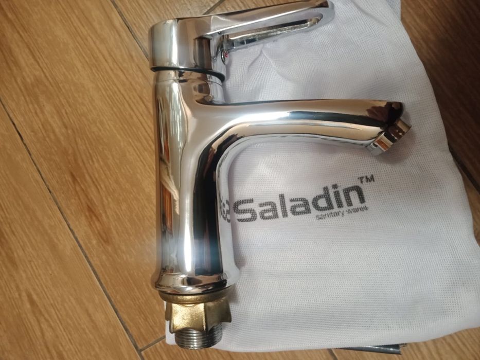 Смеситель умывальника