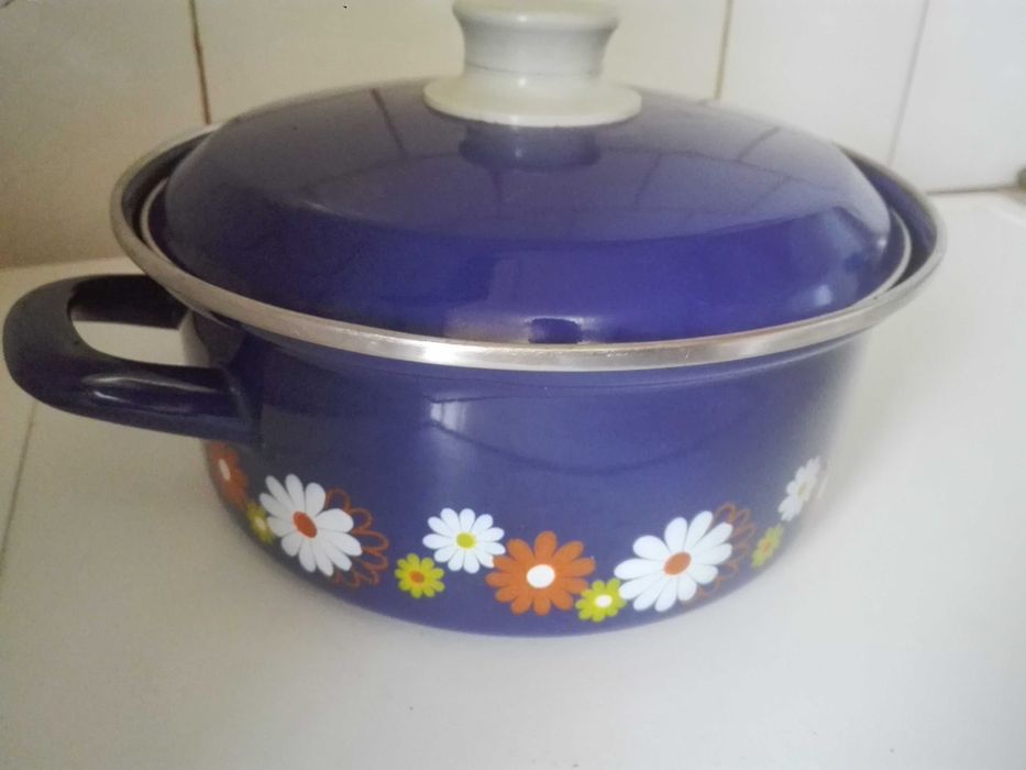 Емайлирана тенджера , чаени лъжички и щипка за скара.