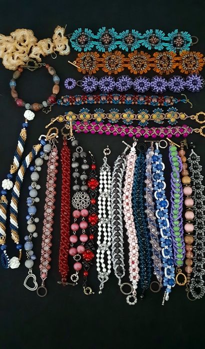 Браслеты из бисера и камней.