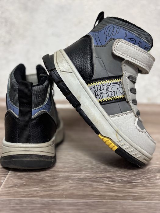 Продам демисезон 4500 тг размер 25.