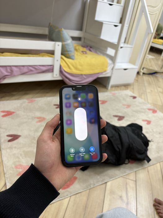 На продаже айфон 13