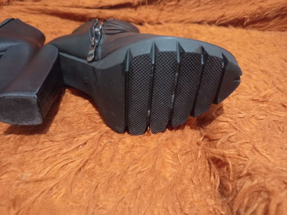 Дамски боти с висок ток