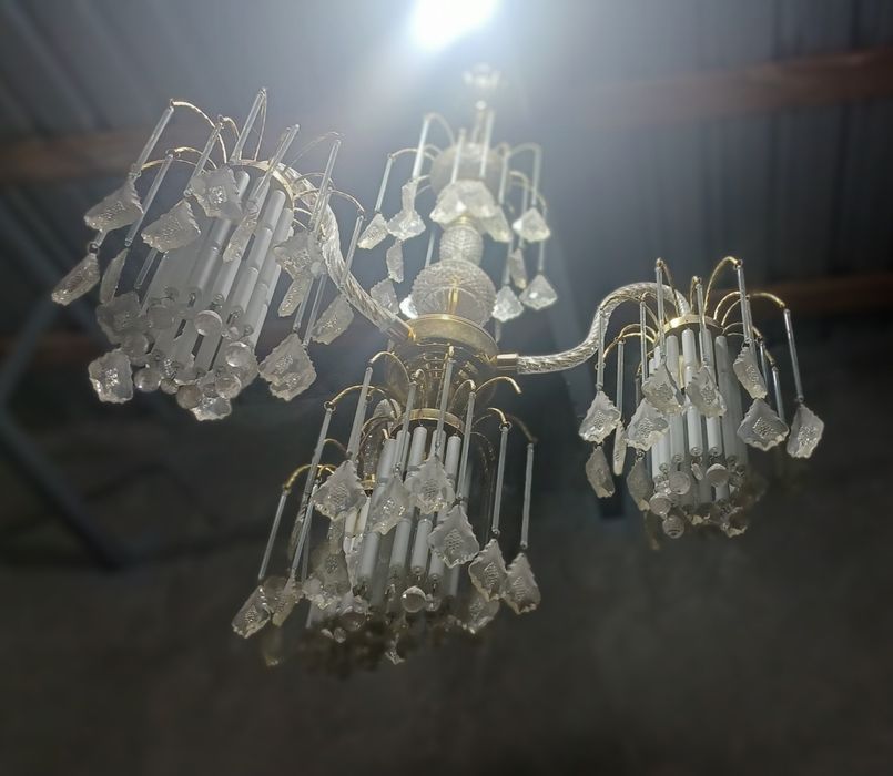 Продаю люстру 3 отдельных люстр.Lyustra sotilvotdi 3 ta aloxida