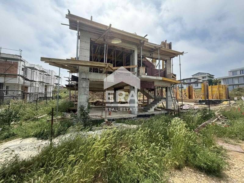 Триетажна новострояща се къща за продажба, с двор и морска панорама, в